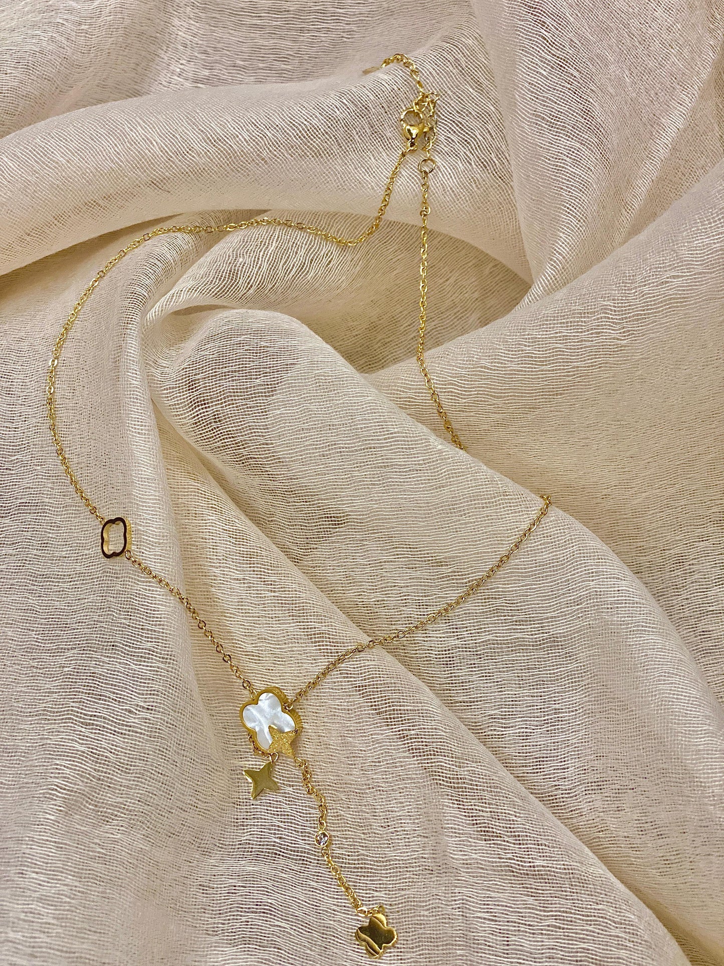 Gold Chain Neckpiece With White & Gold Clover